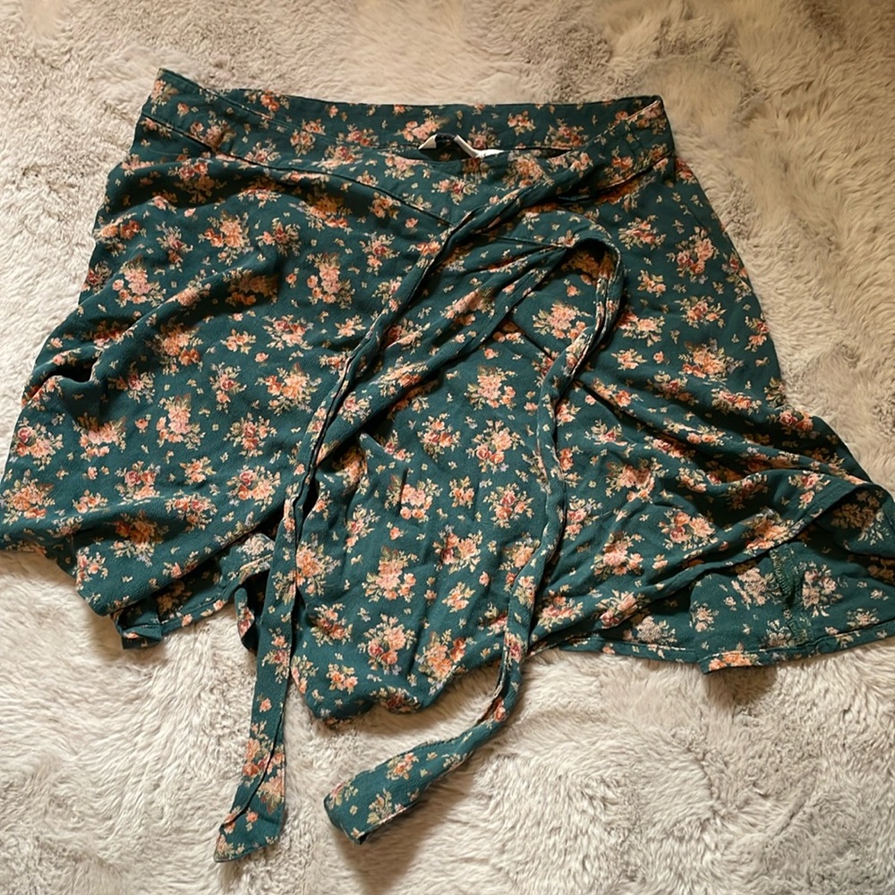 American Eagle size S. Cute little skirt turquoise with flowers.